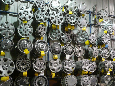 Our Milwaukee salvage yard has the best selection of recycled wheel covers. We offer a huge variety of used auto parts in Milwaukee, including rims, tires, truck beds, radiators and other used truck and car parts.
